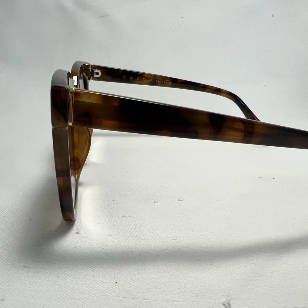 BOGO Bethanny Women’s Tortoise Square Sunglasses